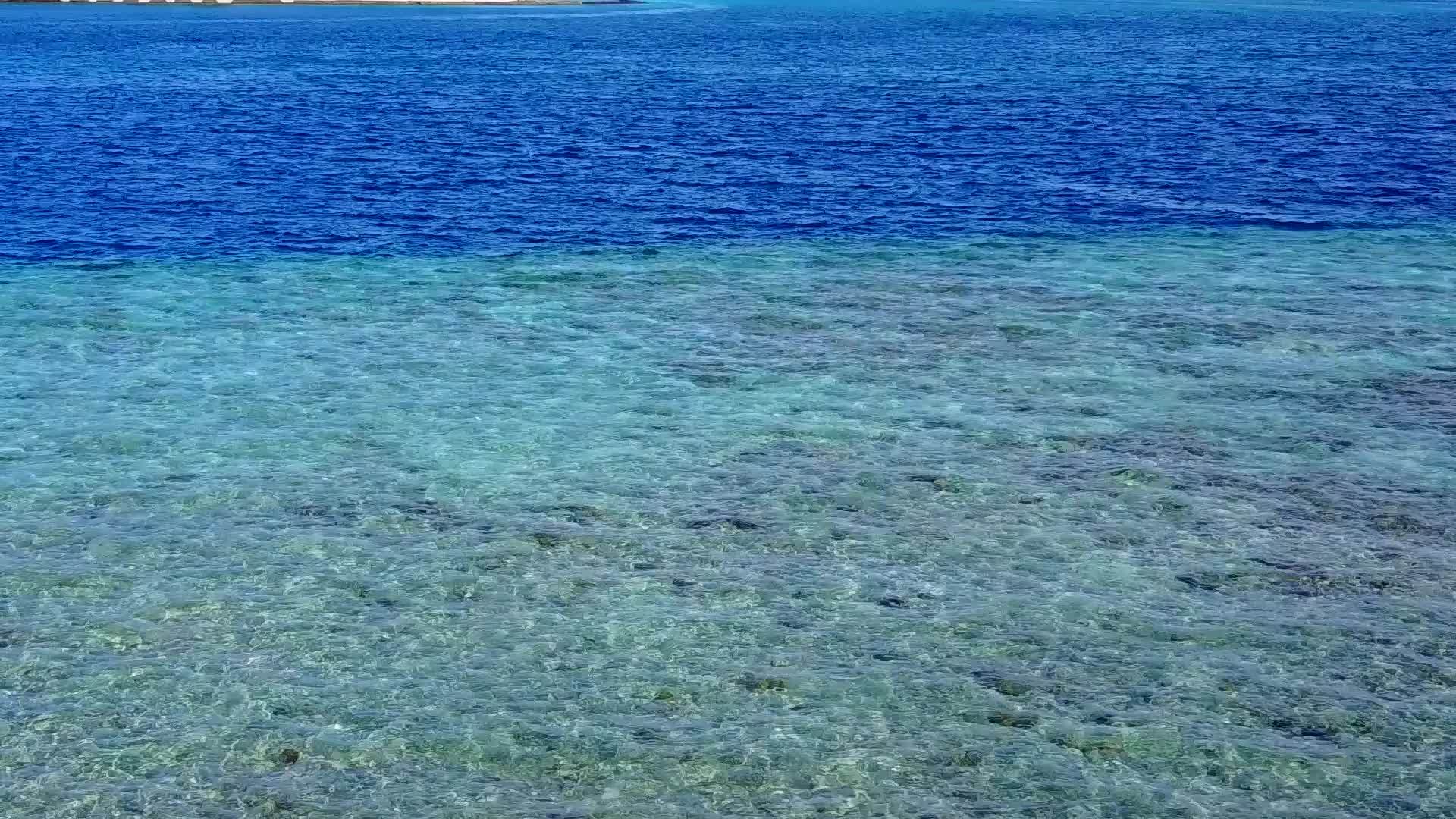 在美丽的海滩上航行的宽阔角景色是棕榈树附近的白沙底部视频的预览图