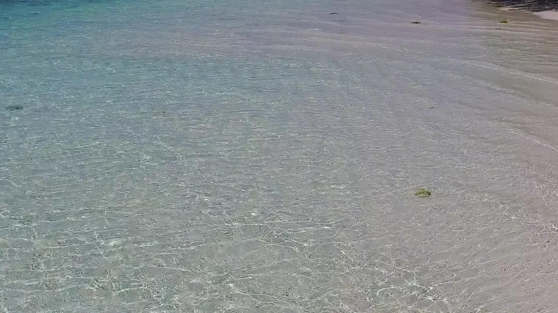 利用沙巴附近白色海滩背景的清水复制海岸海滩时空视频的预览图