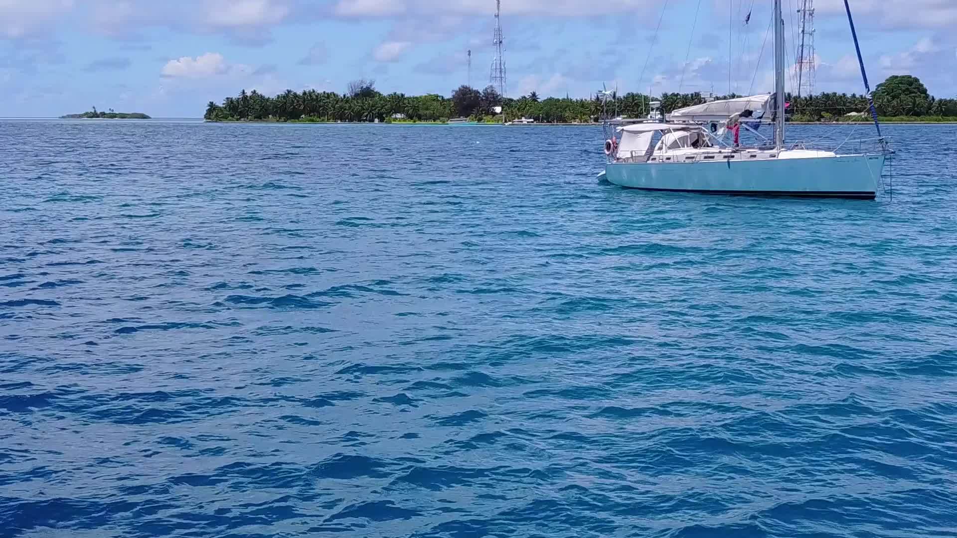 由透明环礁湖组成的宁静岛屿视频的预览图