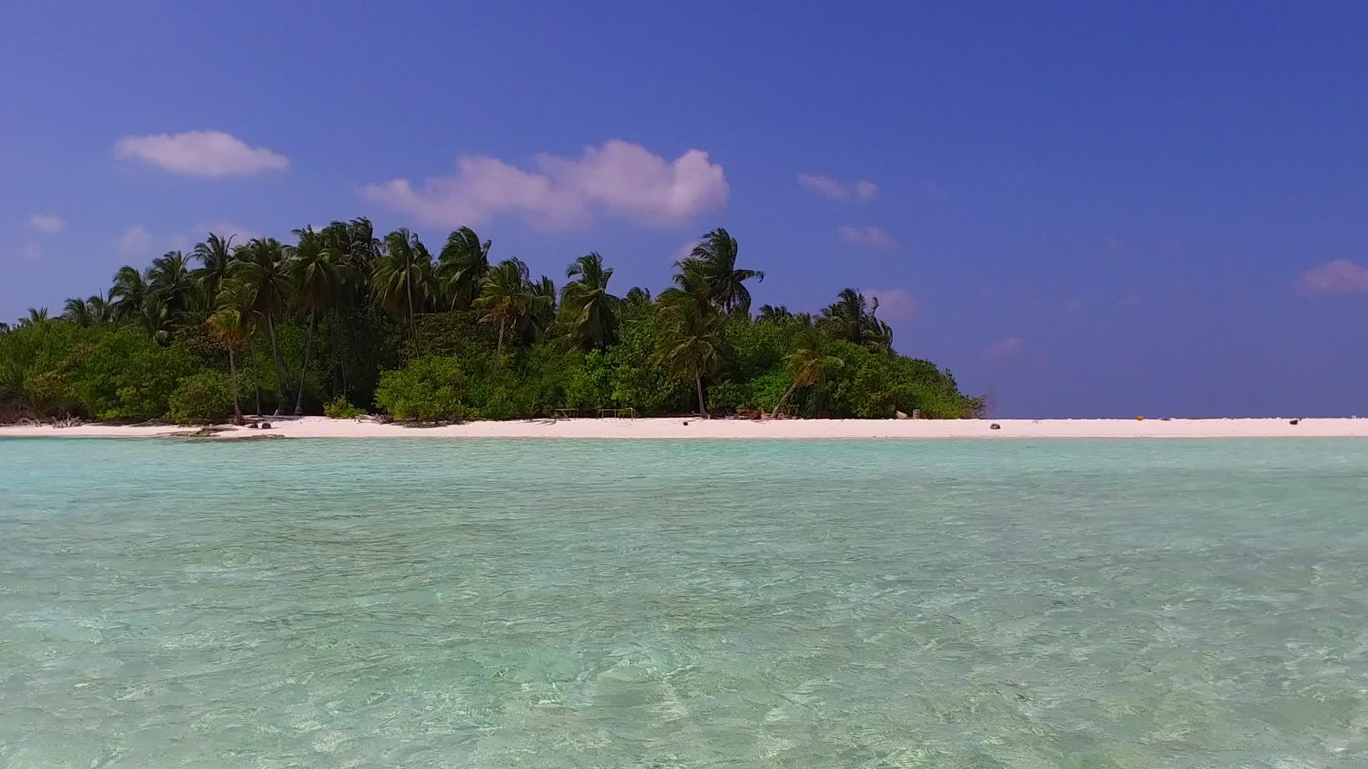 白沙海滨海滩棕榈度假村附近视频的预览图