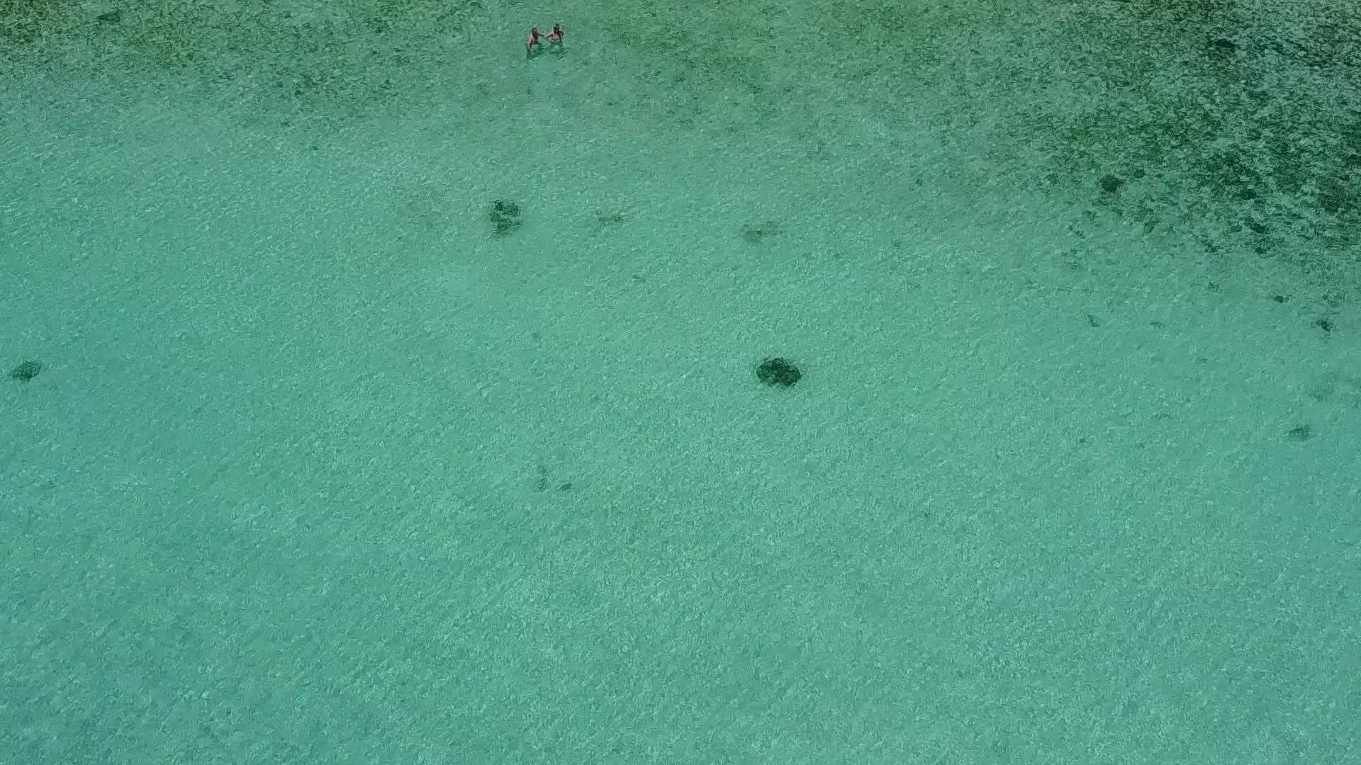 海滨海滩度假浪漫之旅由海蓝环礁附近的水蓝环礁湖组成视频的预览图
