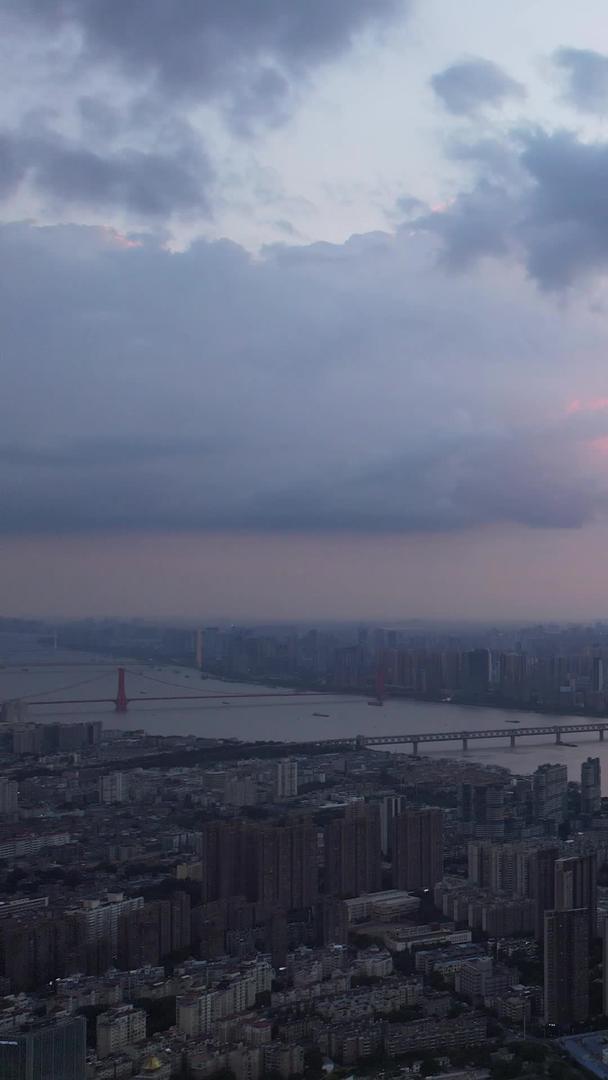 航拍城市夕阳夕阳天空地标天际线江景素材视频的预览图