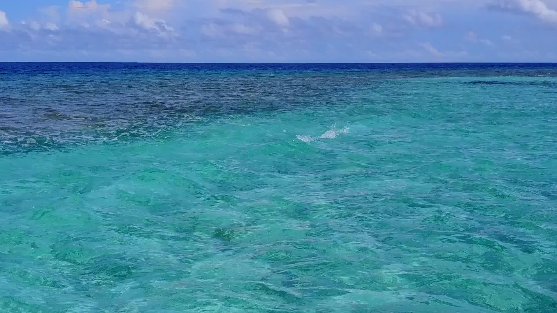 夏天蓝绿色的海水打破了豪华的海滩视频的预览图