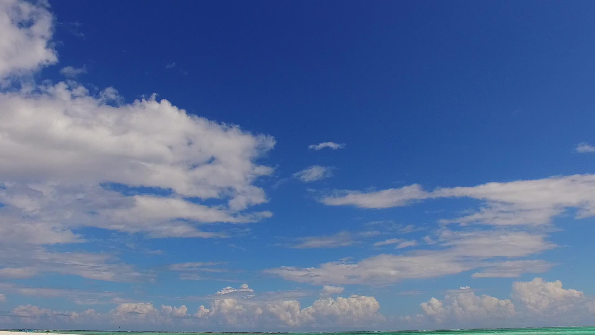 豪华海滩由蓝色水礁湖和沙巴附近干净的海滩背景组成视频的预览图