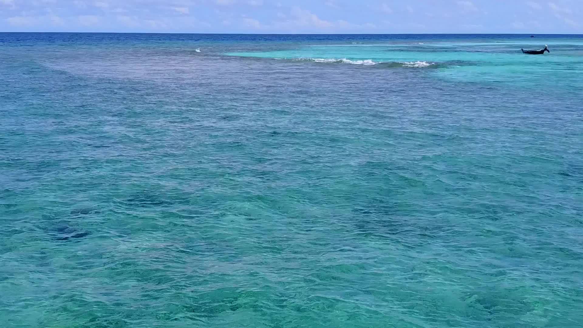 在阳光下的清水和白色沙滩的背景下安静的岛屿温暖结构被用于海滩视频的预览图