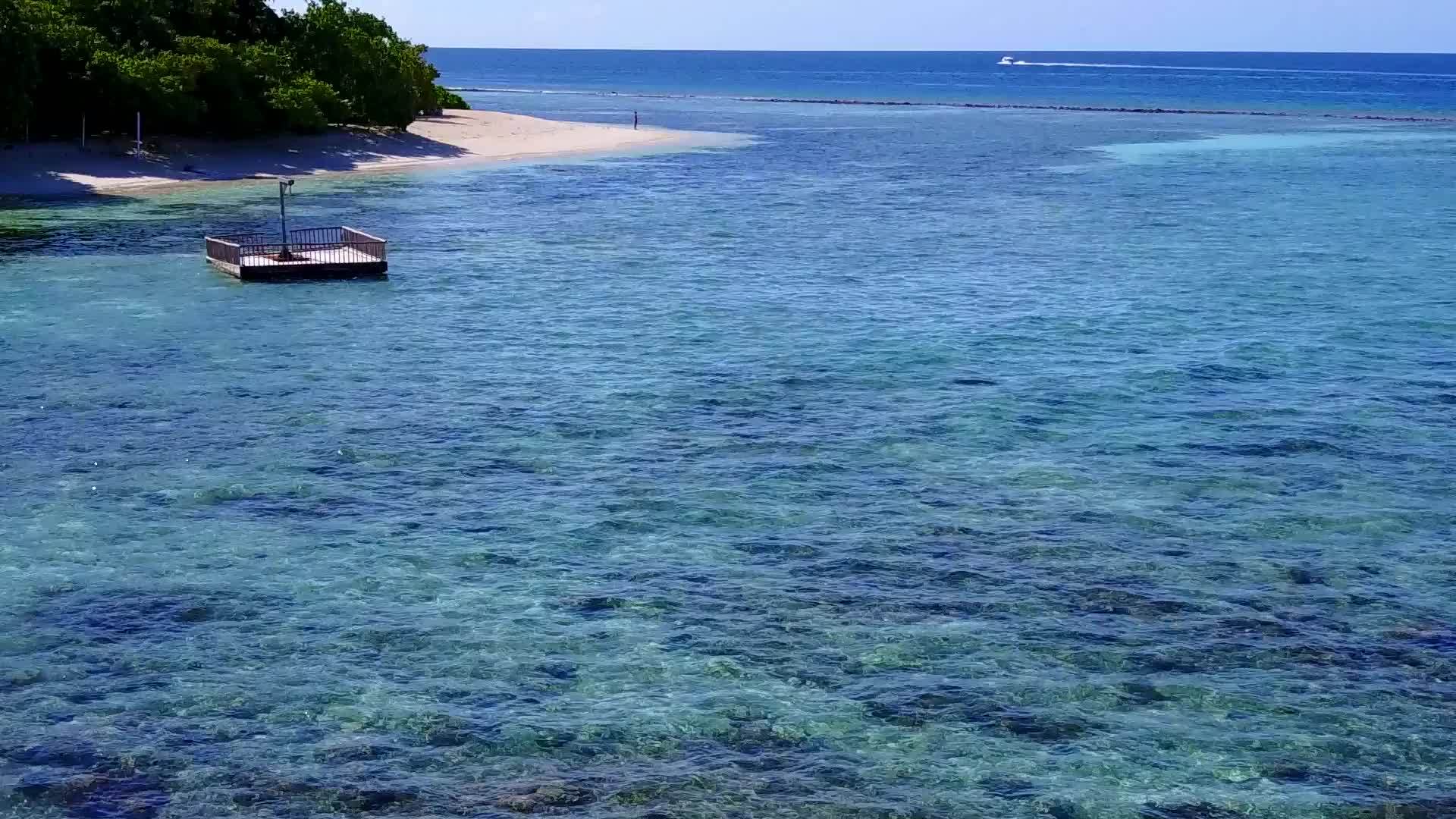 靠近海浪的白色沙滩背景的蓝色泻湖是完美的泻湖度假胜地视频的预览图