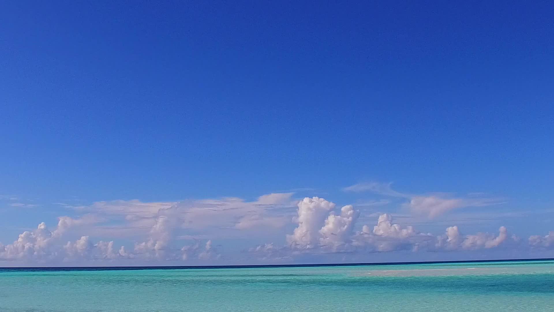 美丽的海湾海滩冒险浪漫的天空水蓝色的大海靠近海浪视频的预览图