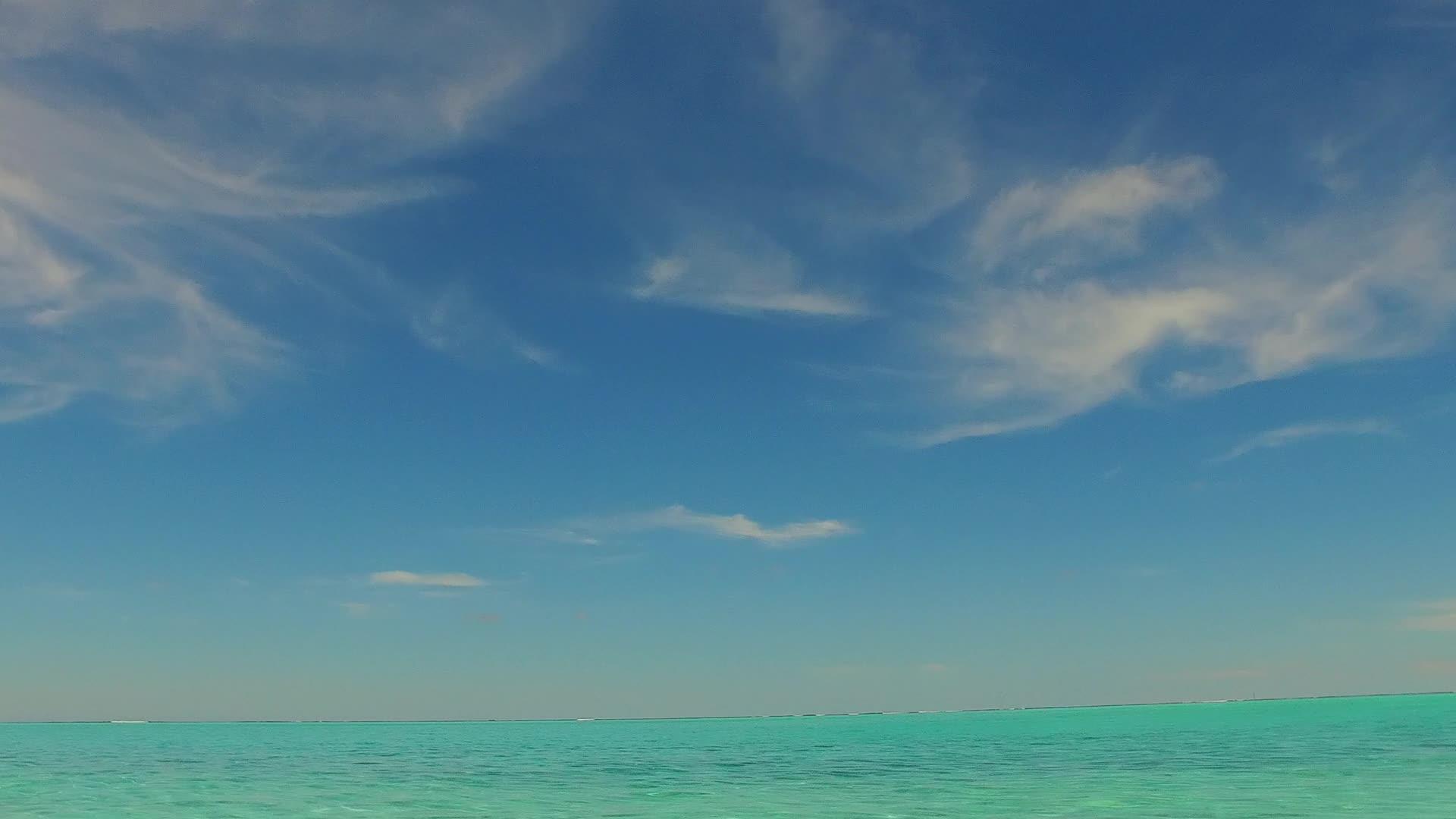 日落前的蓝水和清洁海滩背景的豪华环礁湖海滩度假夏季素养视频的预览图