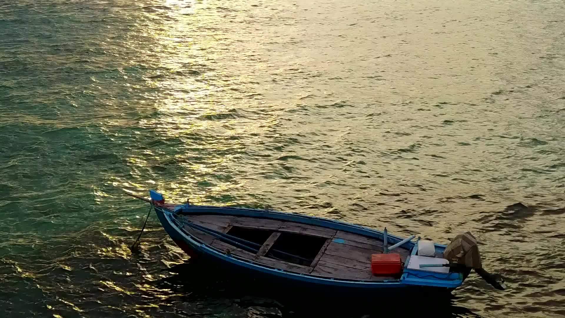 小船停泊在水面上视频的预览图