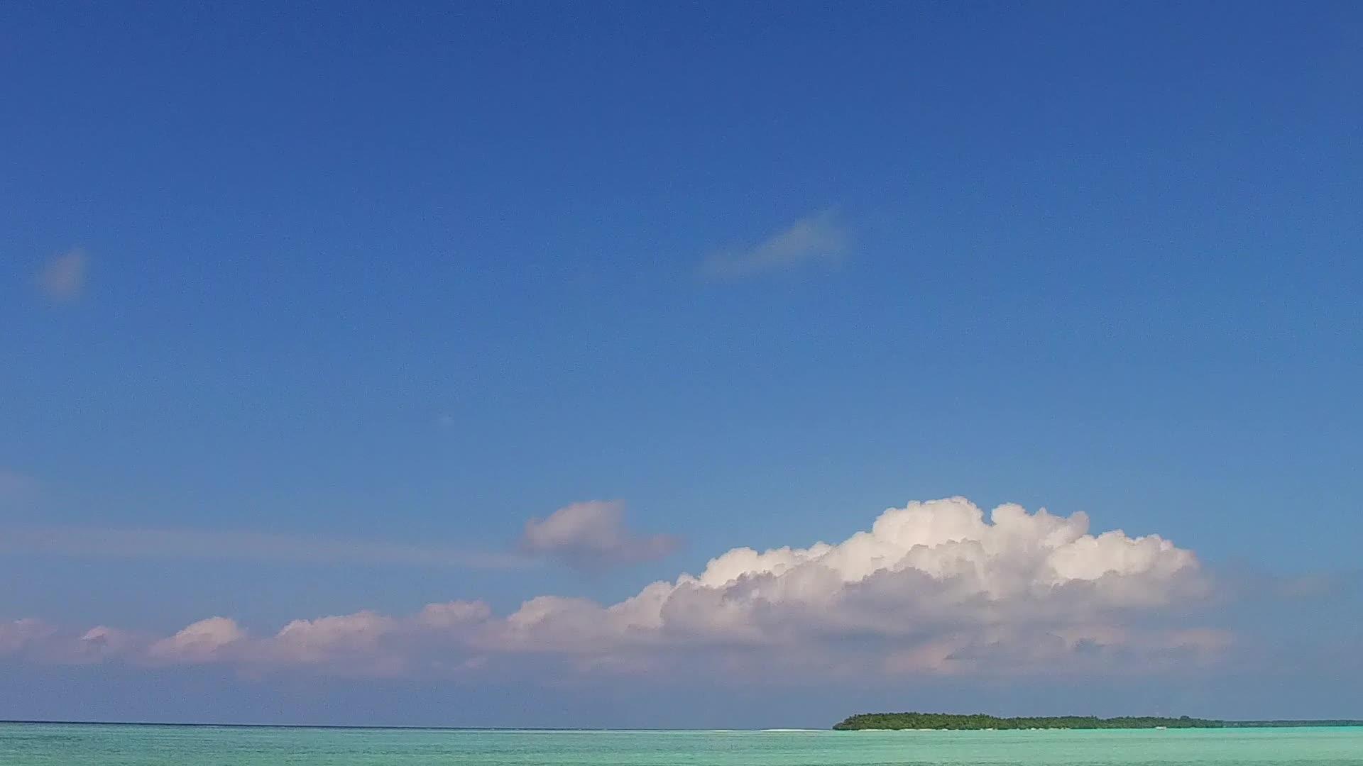 天堂岛的蓝海和白色阳光明媚视频的预览图