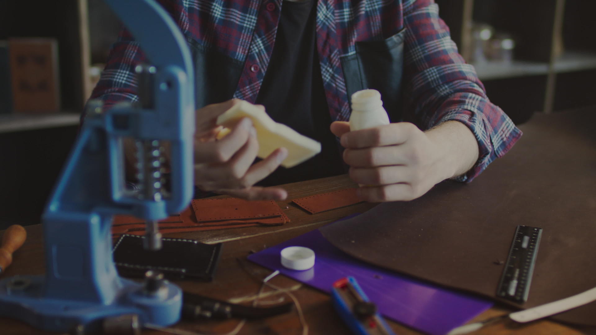 制作皮包手工皮革制造视频的预览图