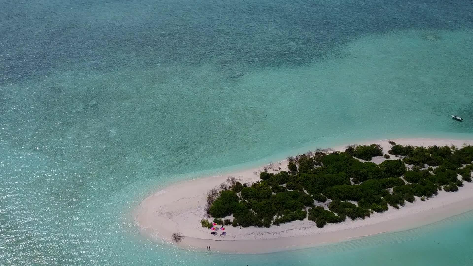 日出后蓝海和白沙的背景是豪华的海岸线视频的预览图