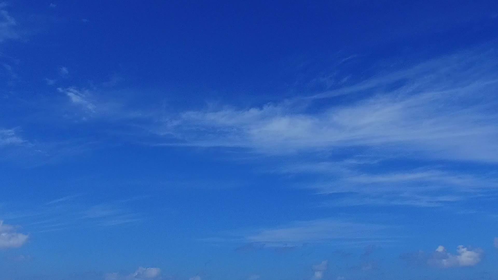 日落前环礁湖海滩由蓝海和白沙组成视频的预览图