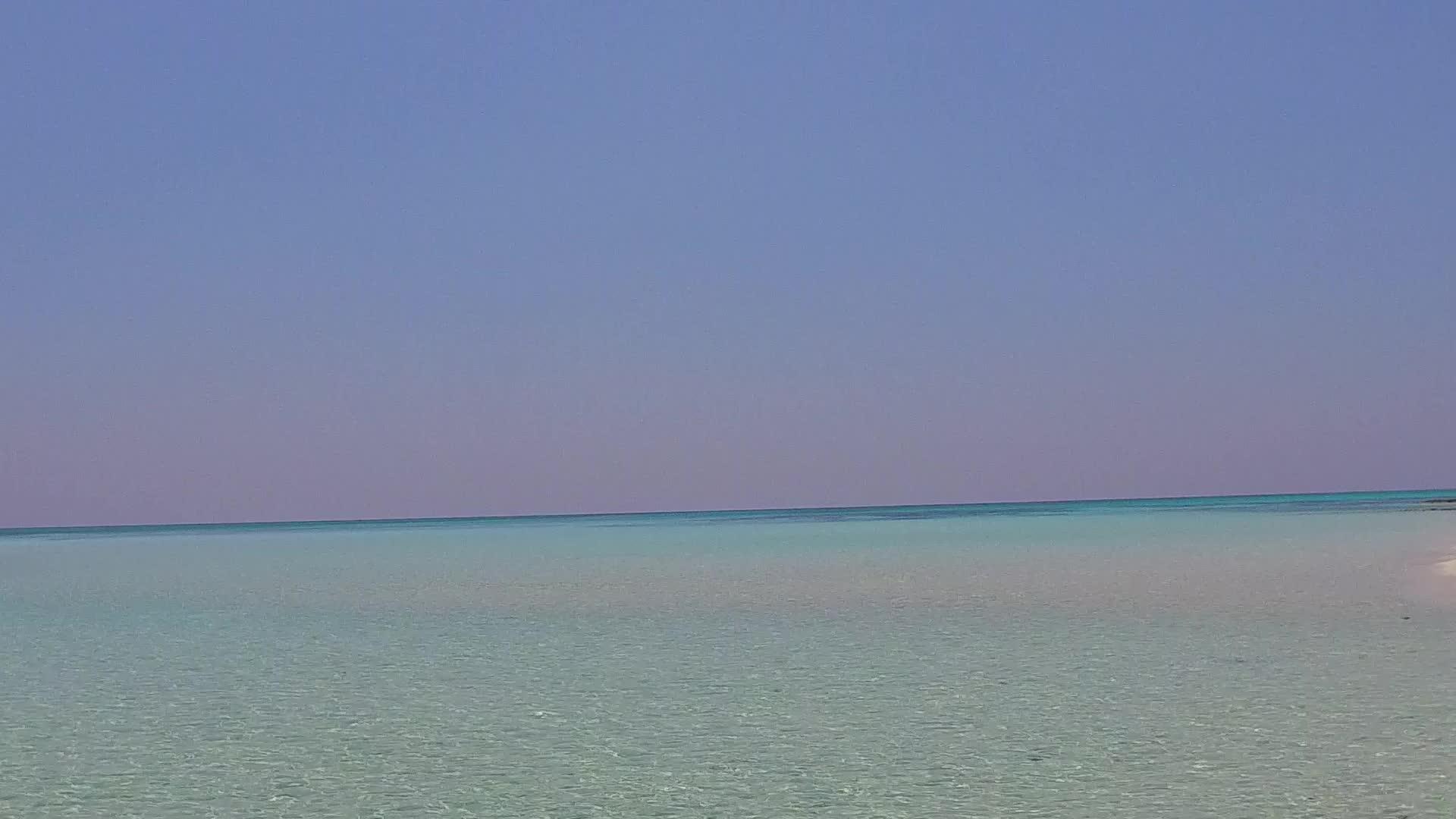 完美的海滩海滩标志着海浪附近的水蓝色水和白色海滩背景视频的预览图