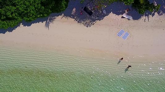 海平面蓝海热带度假胜地大海滩度假村日落前以白色沙滩为背景视频的预览图