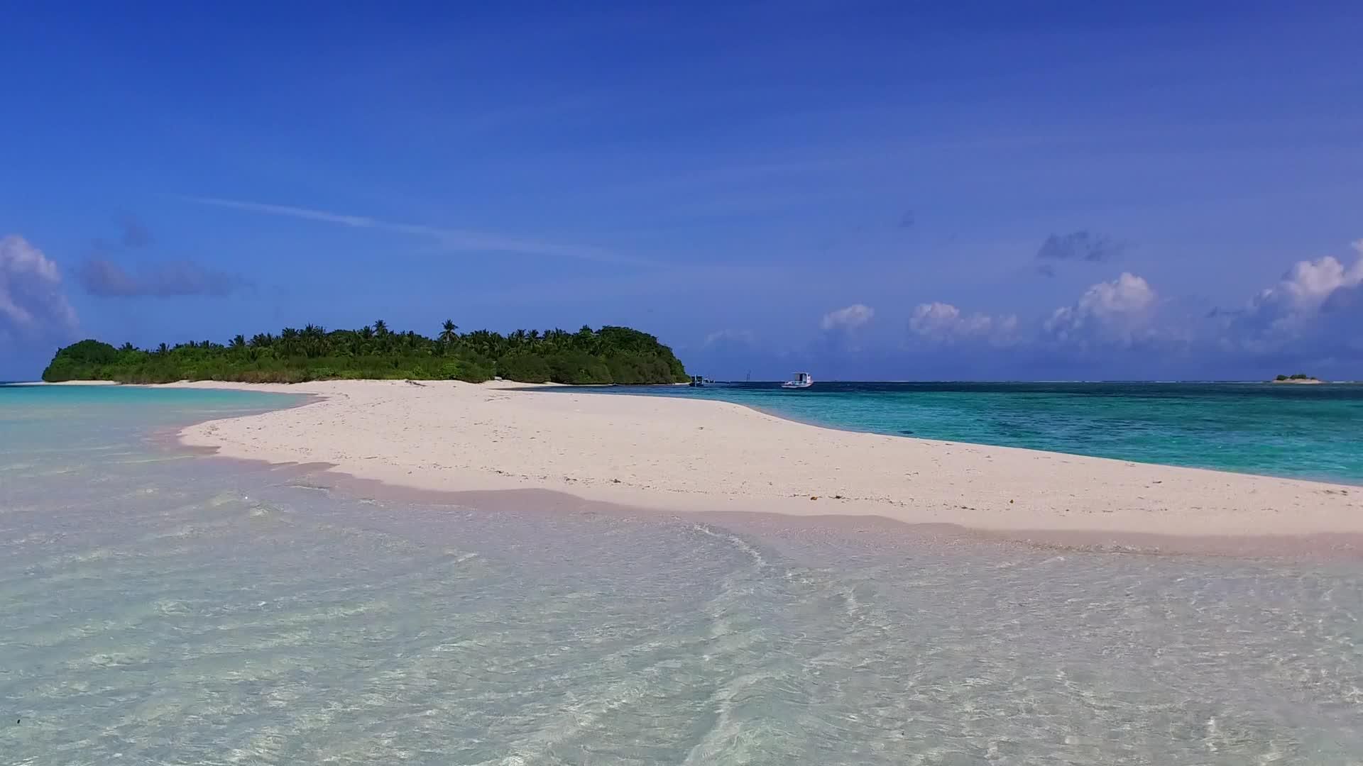 田园诗般的岛屿海滩度假的夏日天空在沙洲附近有一个白色的沙滩视频的预览图