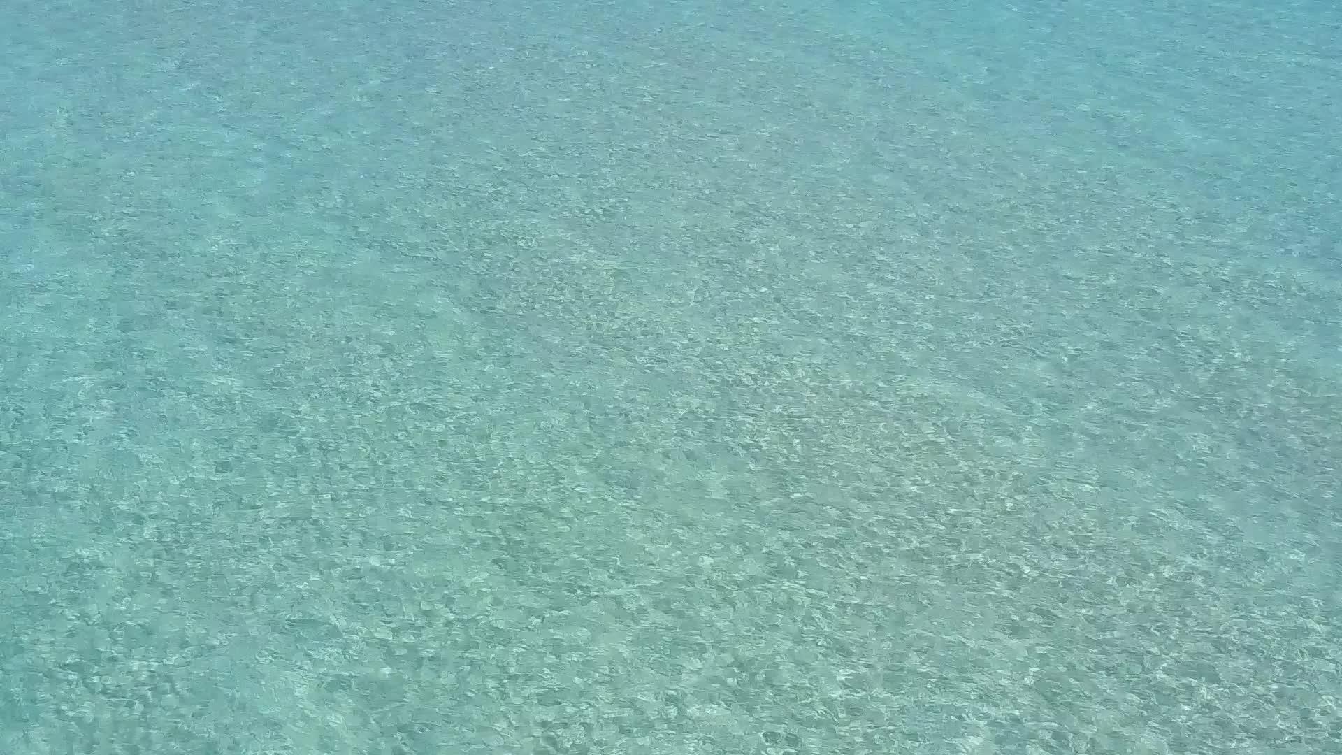 水蓝色的海洋在沙洲附近有白沙的背景视频的预览图
