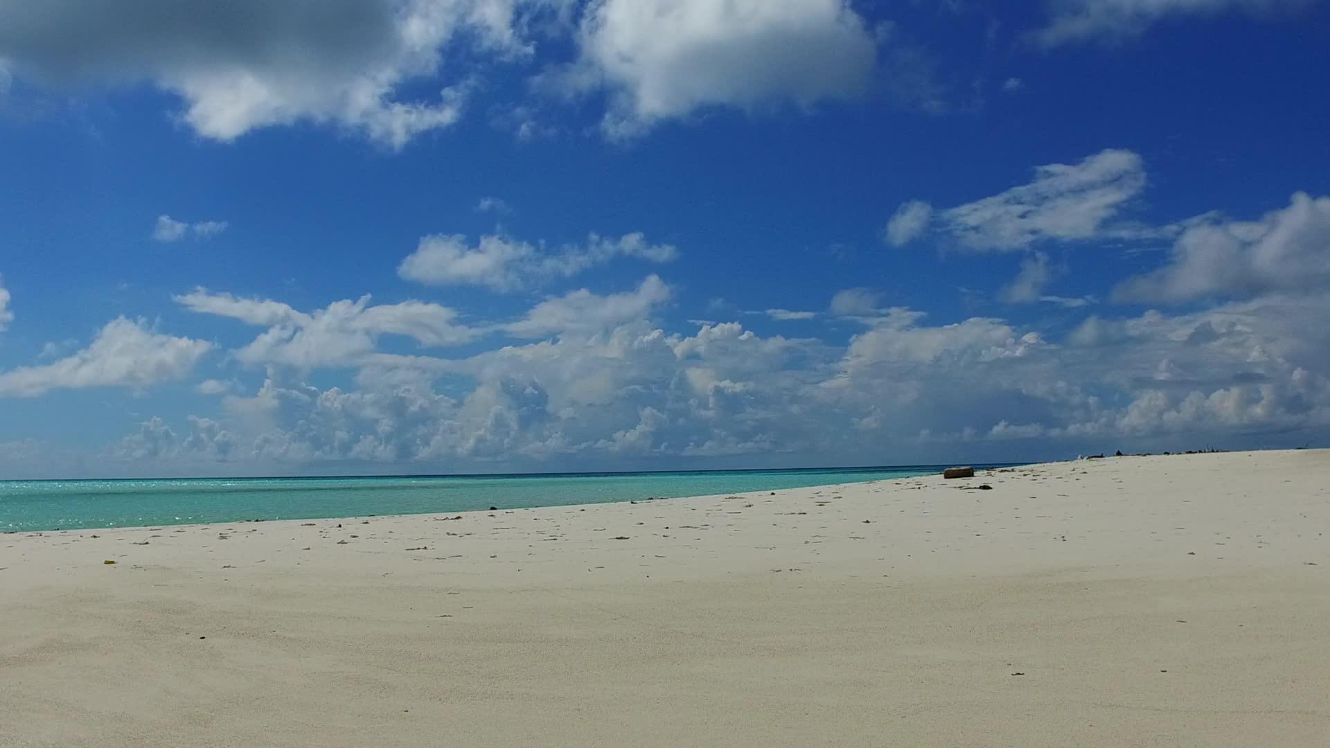 海洋海景海滩度假的夏季风景接近冲浪的白色海滩背景视频的预览图