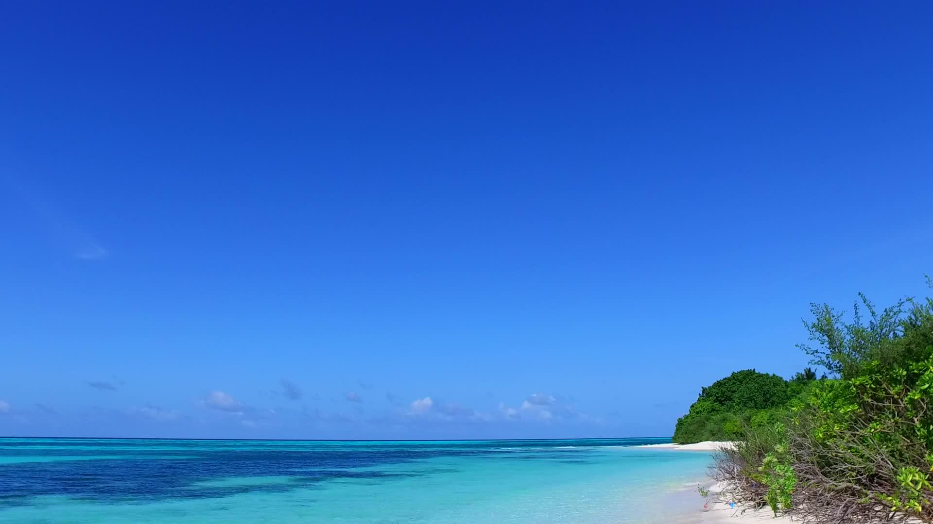日出后热带岛屿海滩的海景和海景以清沙为背景视频的预览图