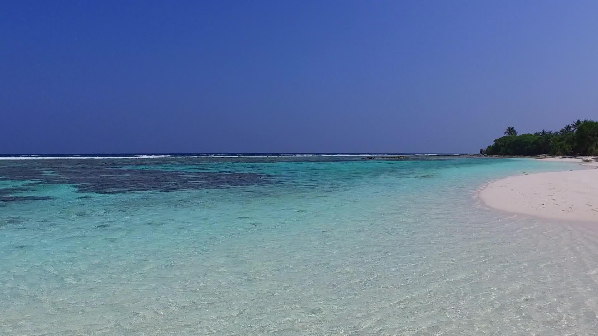 蓝海和白色沙滩视频的预览图