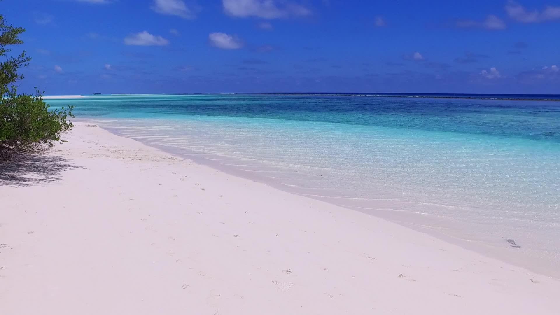 清澈的海滩度假村视频的预览图