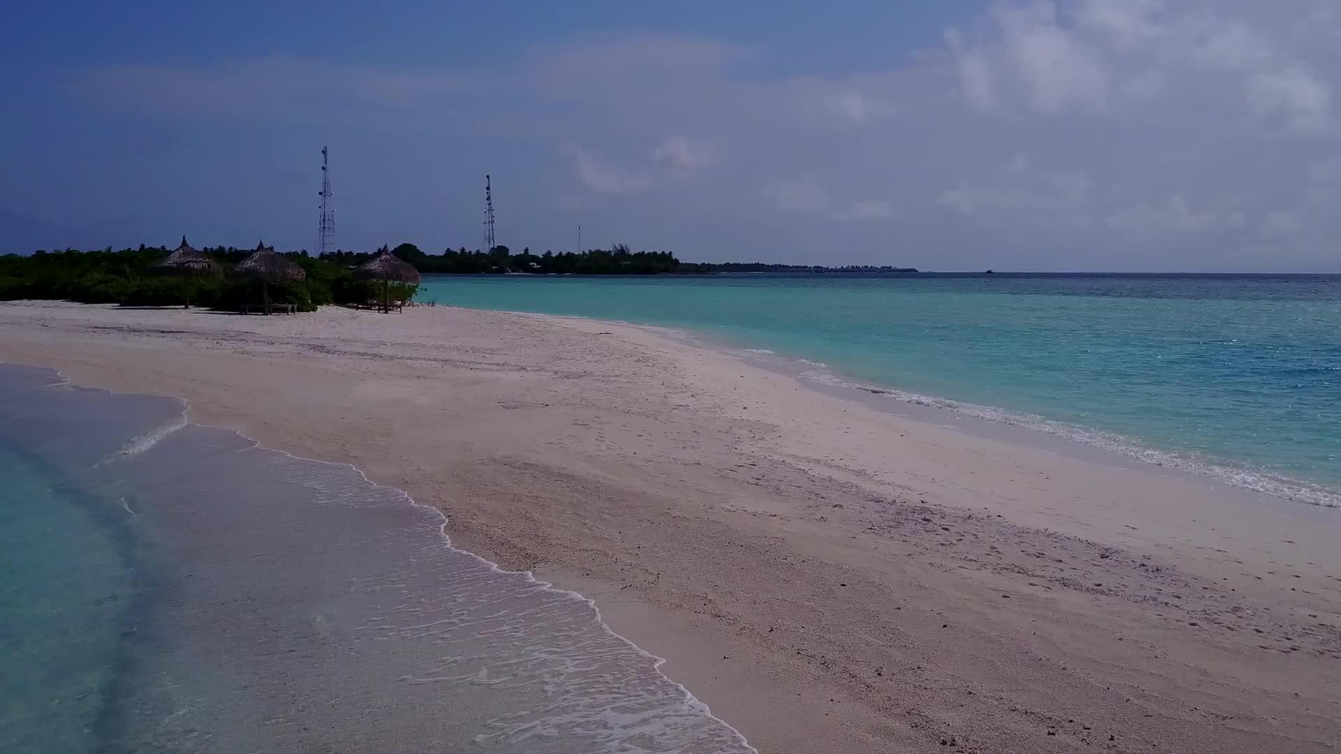 阳光明媚的海景宁静的度假海滩之旅沙洲附近有白沙背景视频的预览图