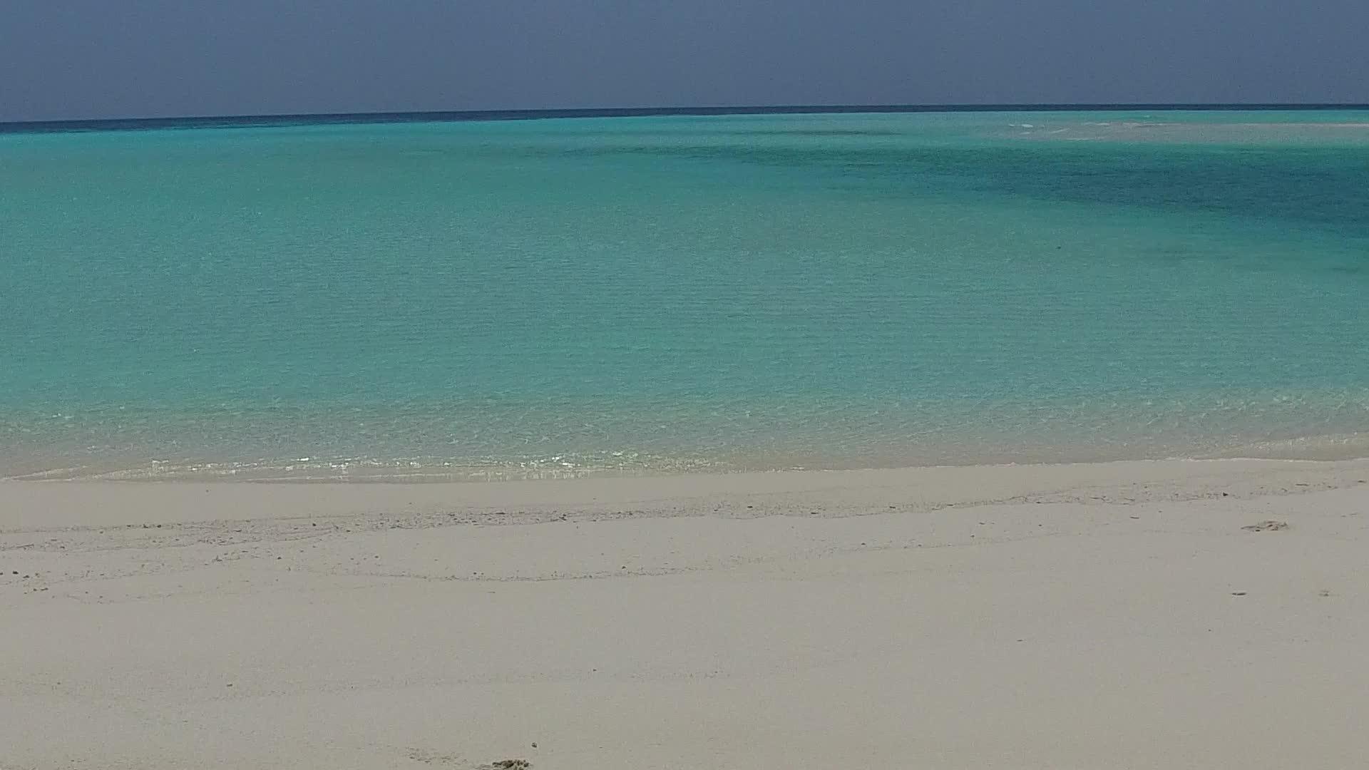 在珊瑚礁附近的海滩和白色海滩上穿越豪华的海滩视频的预览图