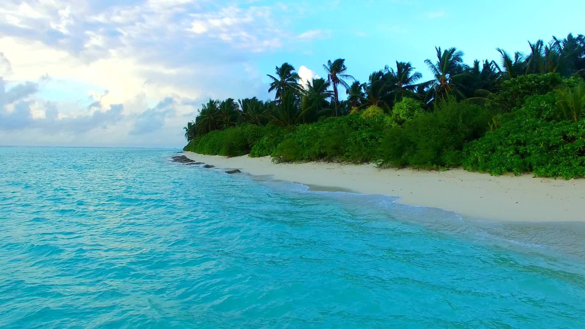 日落前蓝海白沙背景完美度假海滩度假全景视频的预览图