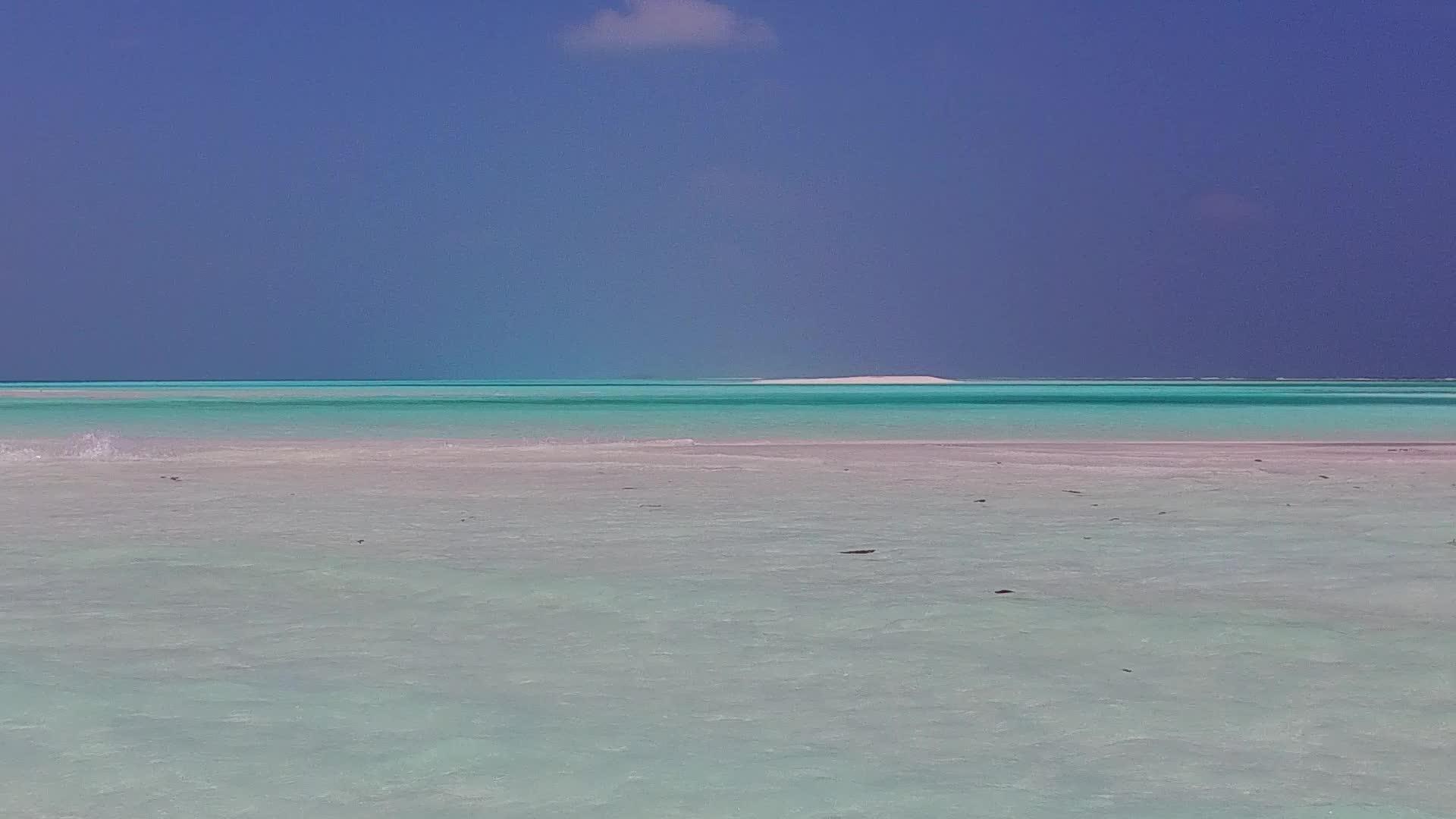 在蓝色的海平面上度假海浪附近有白色的沙子背景视频的预览图