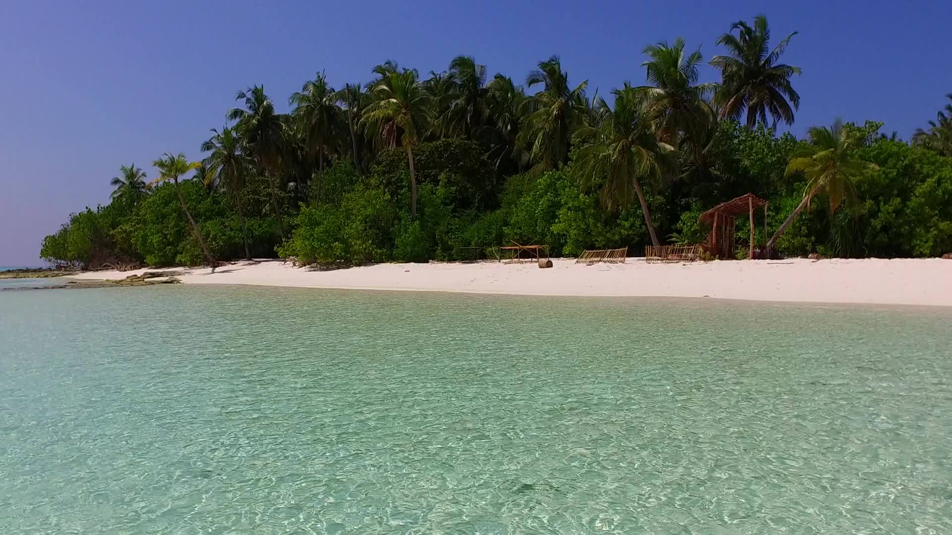 热带岛屿海滩探索夏季旅行海浪附近有蓝色水的白色沙滩背景视频的预览图