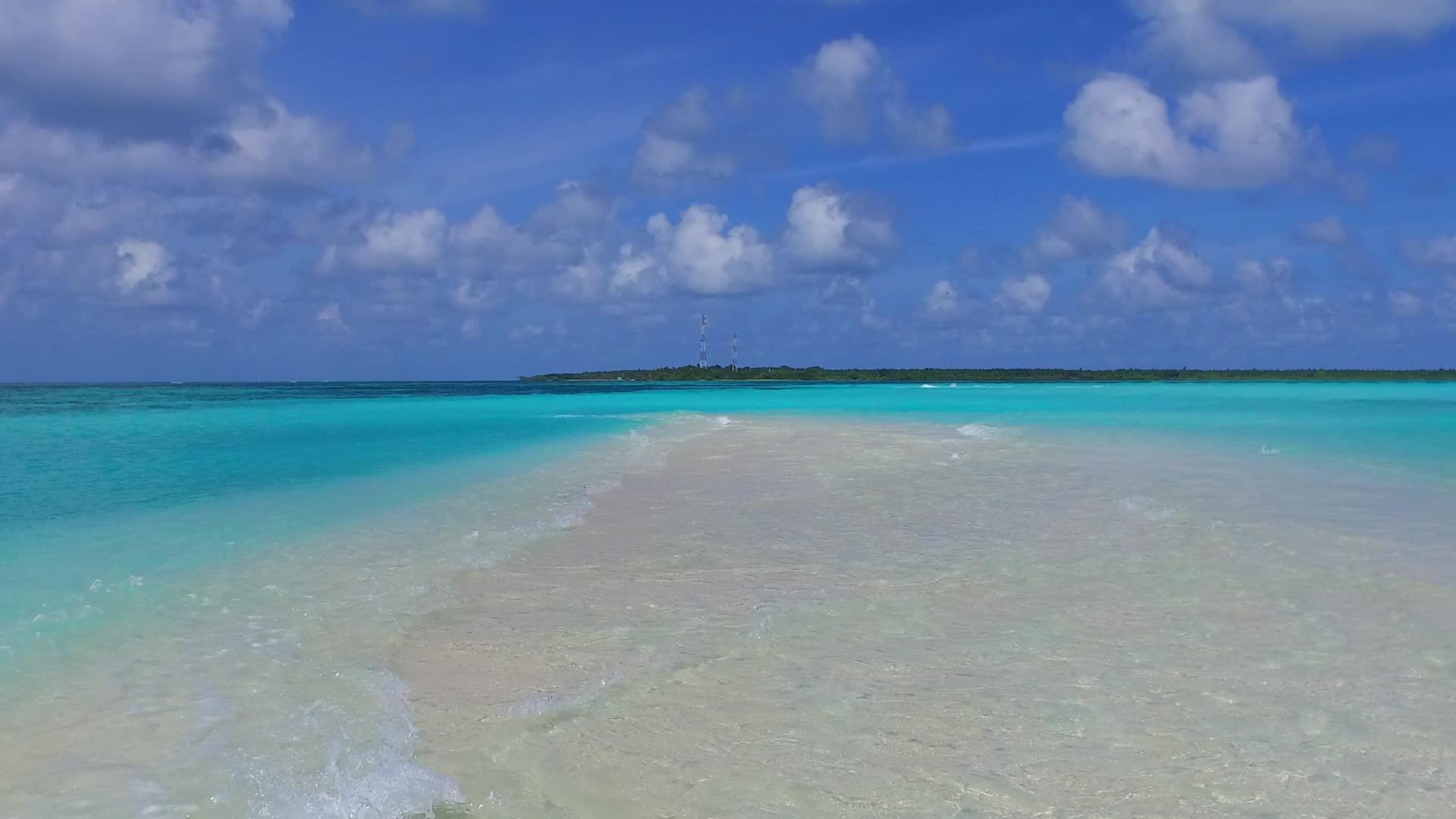 在蓝海和沙巴附近的白色海滩的背景下阳光明媚视频的预览图