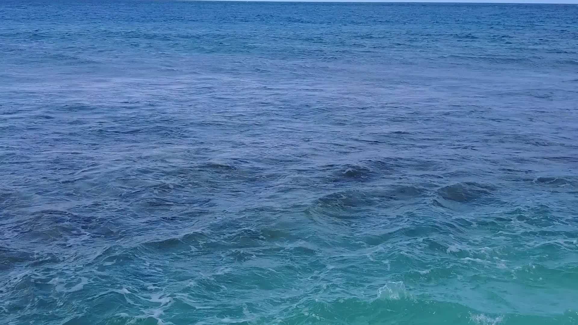 清澈的蓝绿色大海视频的预览图