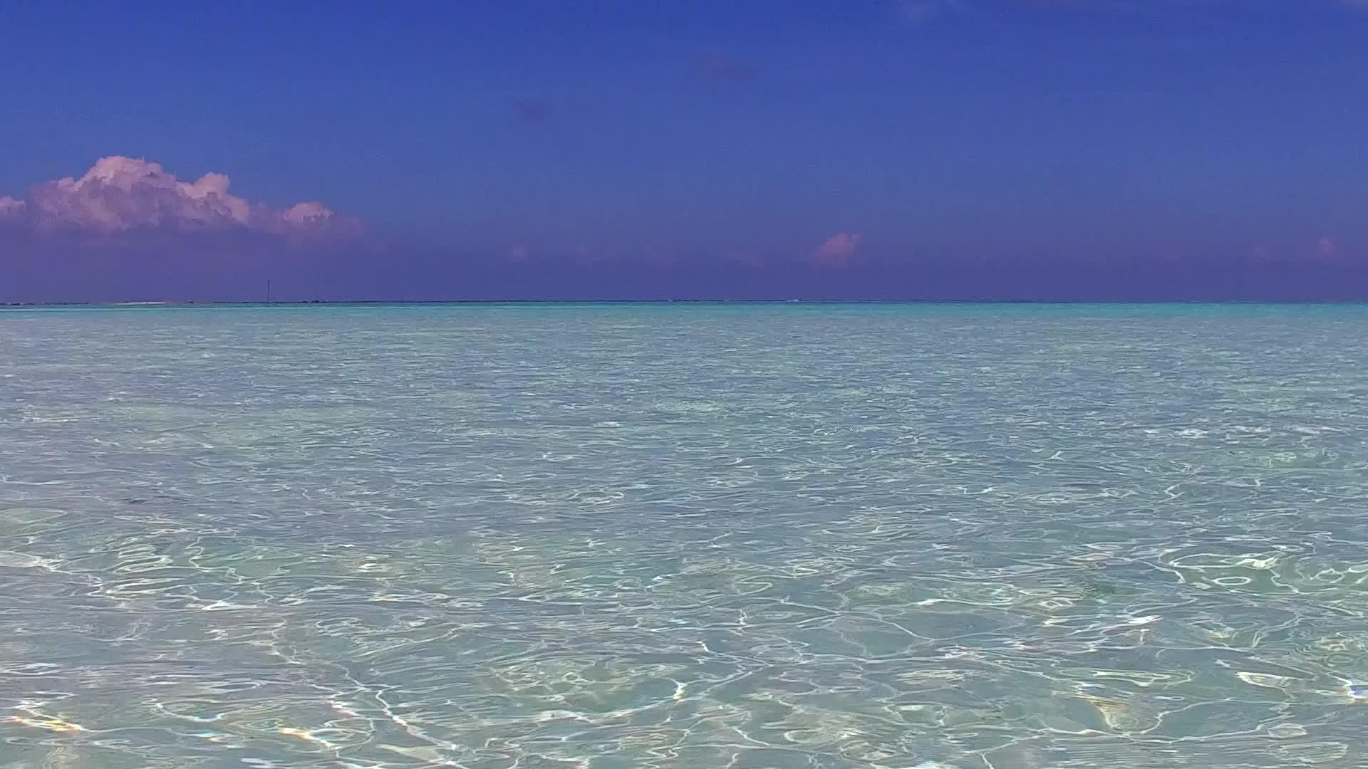 海洋岛屿海滩被蓝海打破的沙子背景视频的预览图