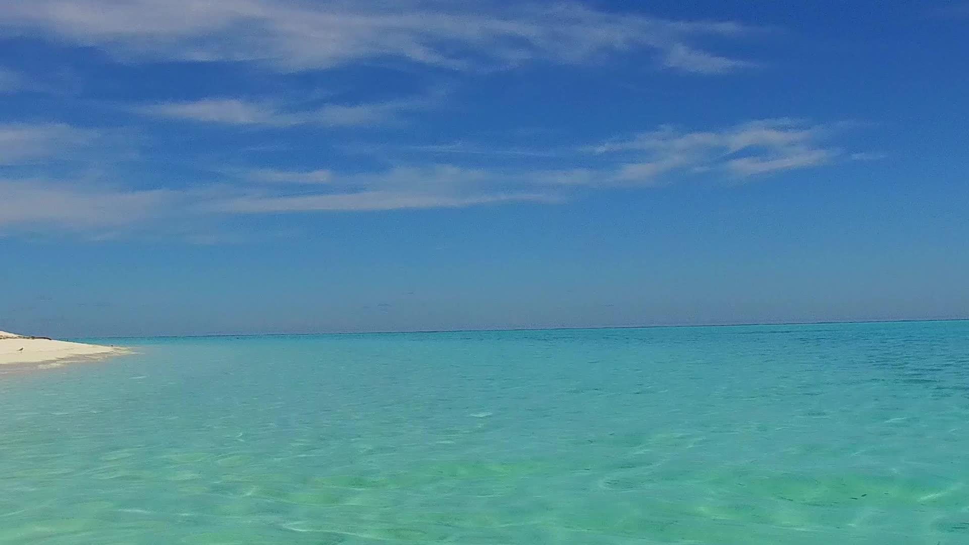 沙巴附近的蓝水和白色沙滩视频的预览图