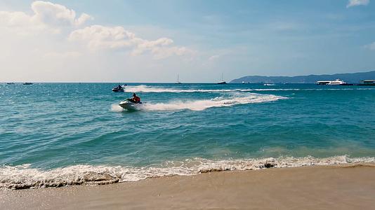 4K海南旅游亚龙湾海滩边水上运动摩托艇视频的预览图