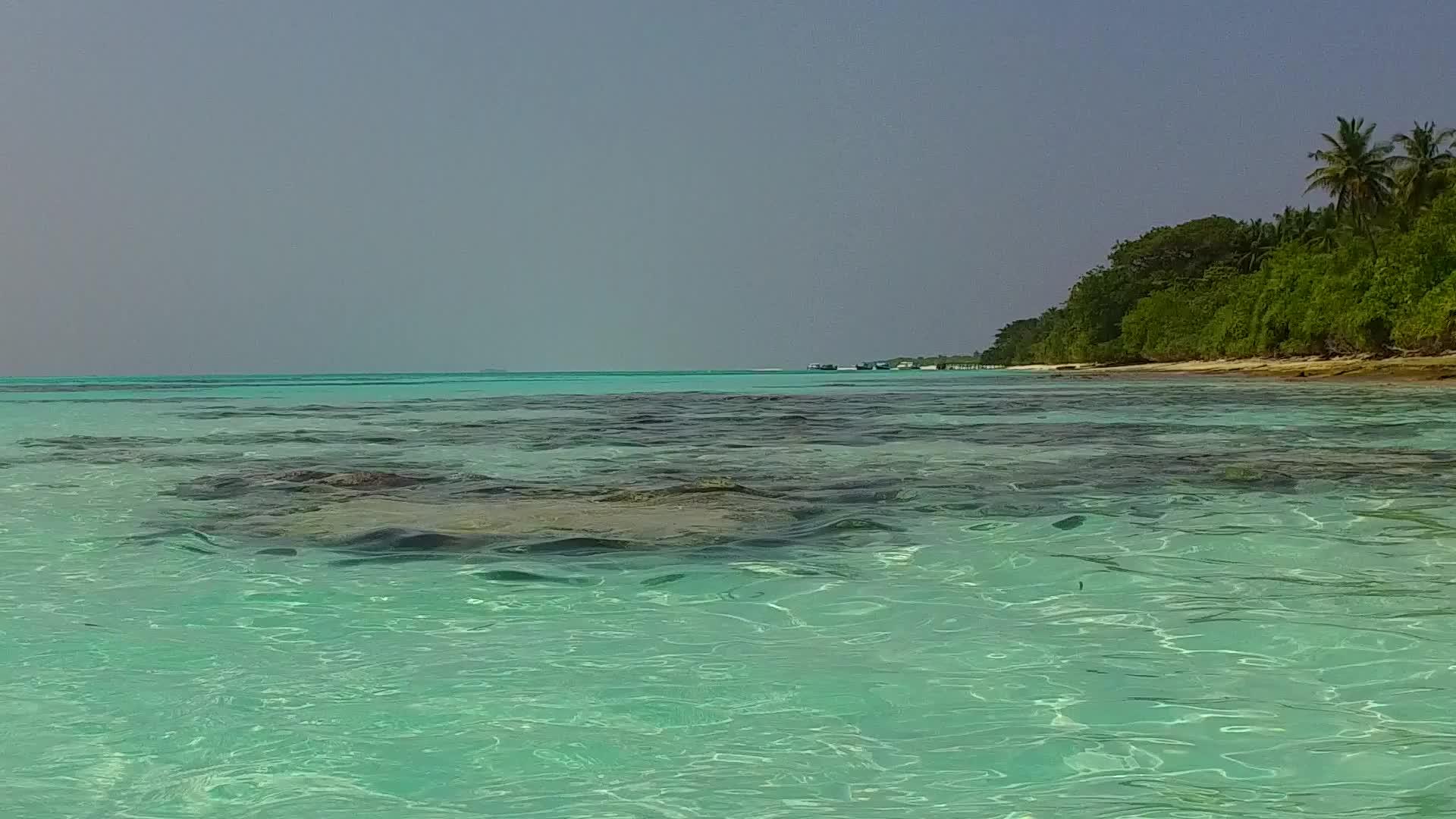 蓝海豪华度假村海滩之旅阳光海景靠近暗礁的白沙背景视频的预览图