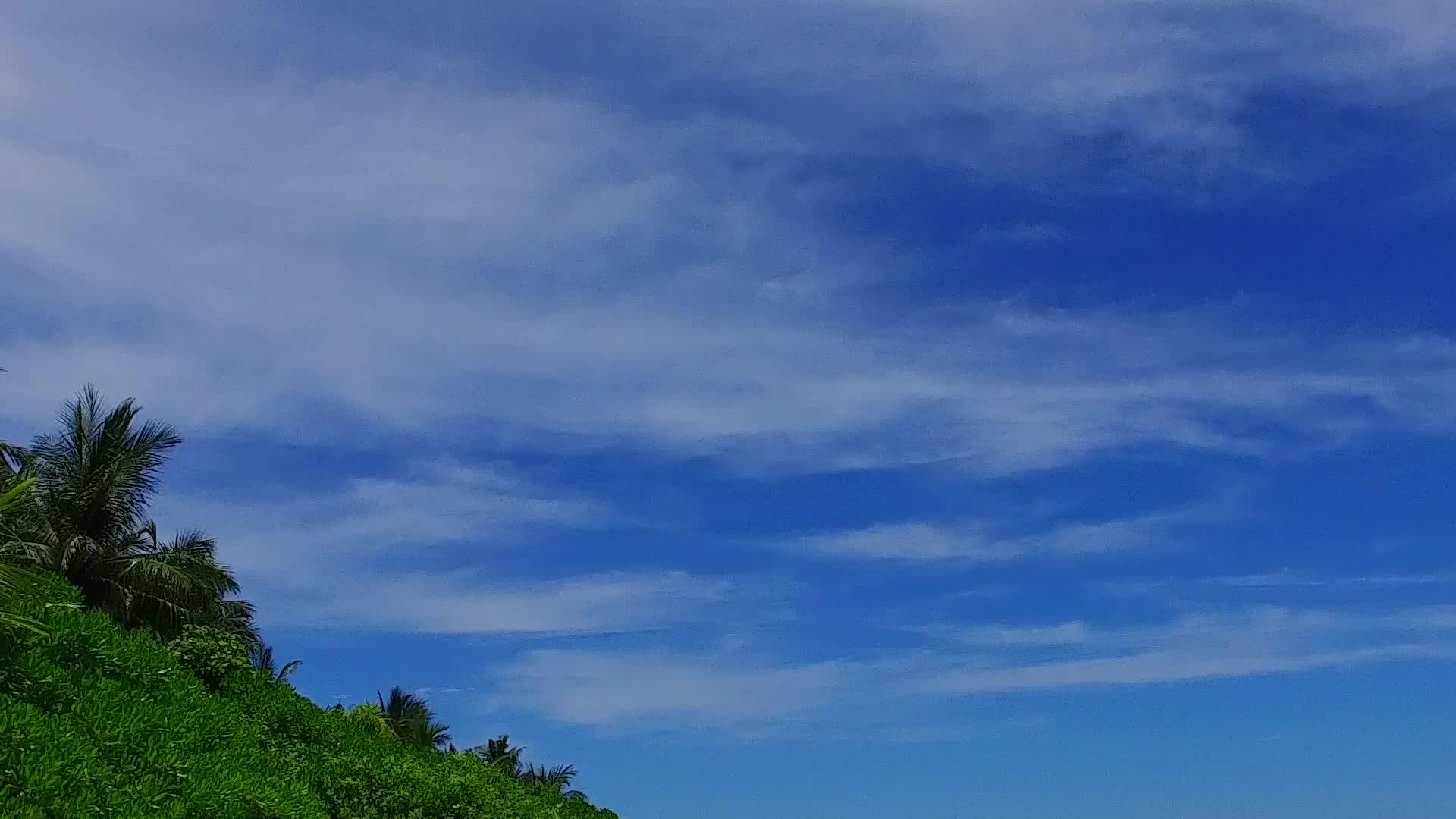 阳光明媚、宁静的海滩探险抽象片段由沙巴附近的白色组成视频的预览图