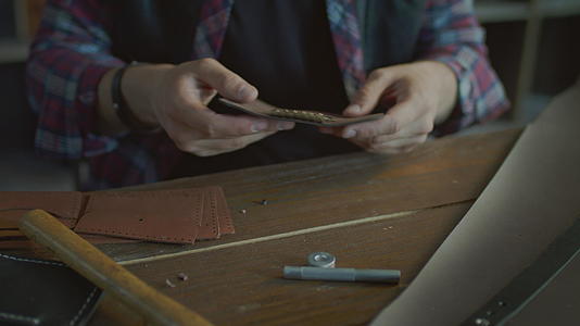 在家庭讲课中手工匠制作皮革钥匙链视频的预览图