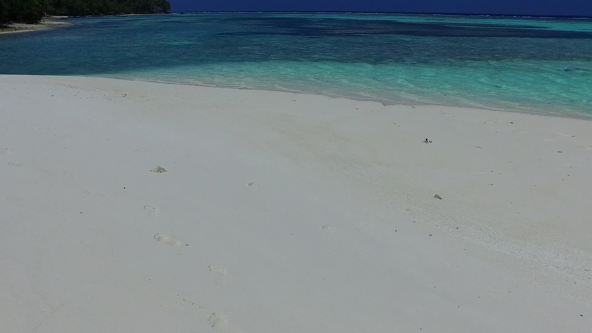 在阳光下由绿水和白沙组成的海沙组成视频的预览图