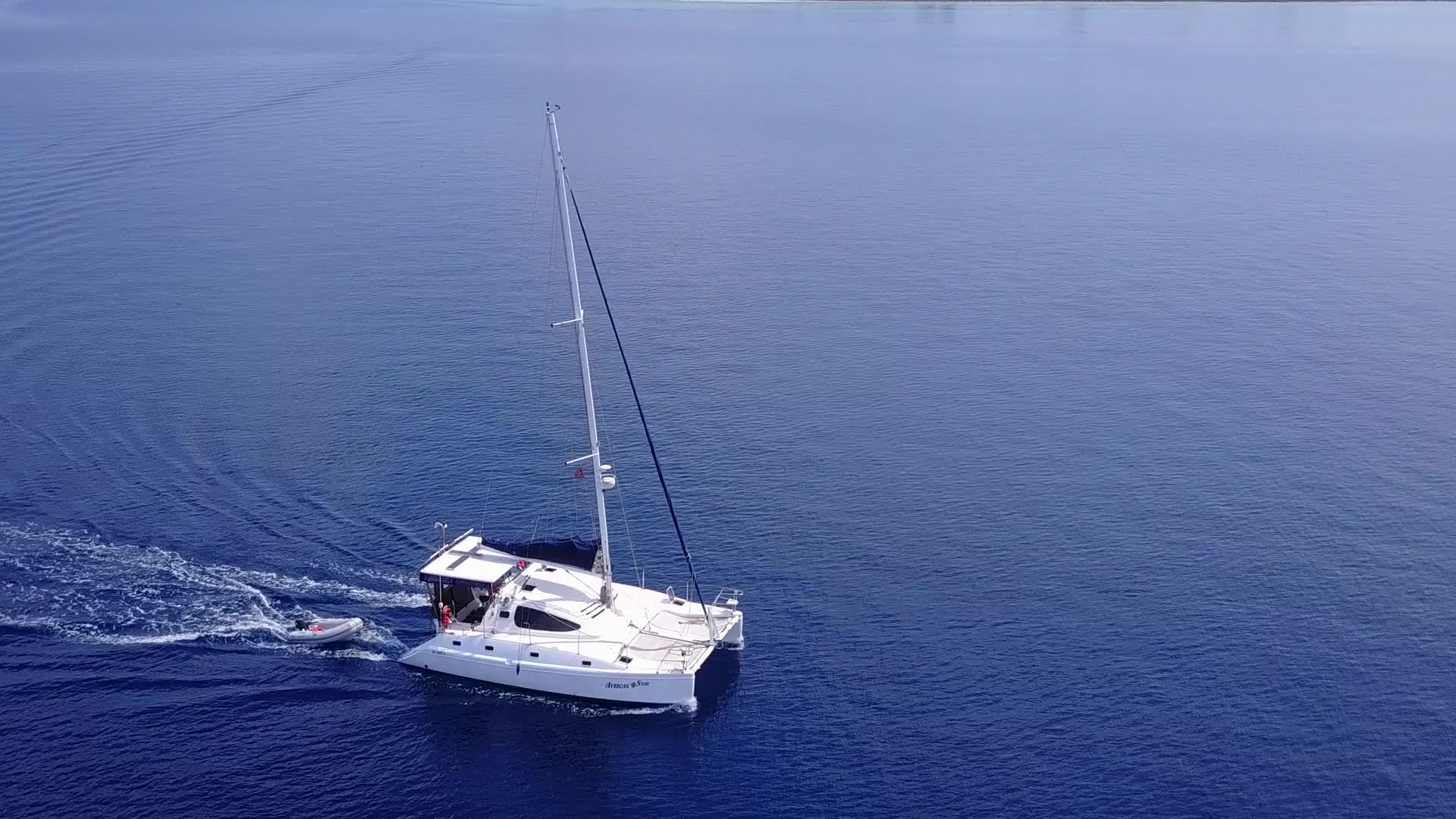 热带海景海滩航行的白天天空接近蓝色的海水和白色的海水视频的预览图