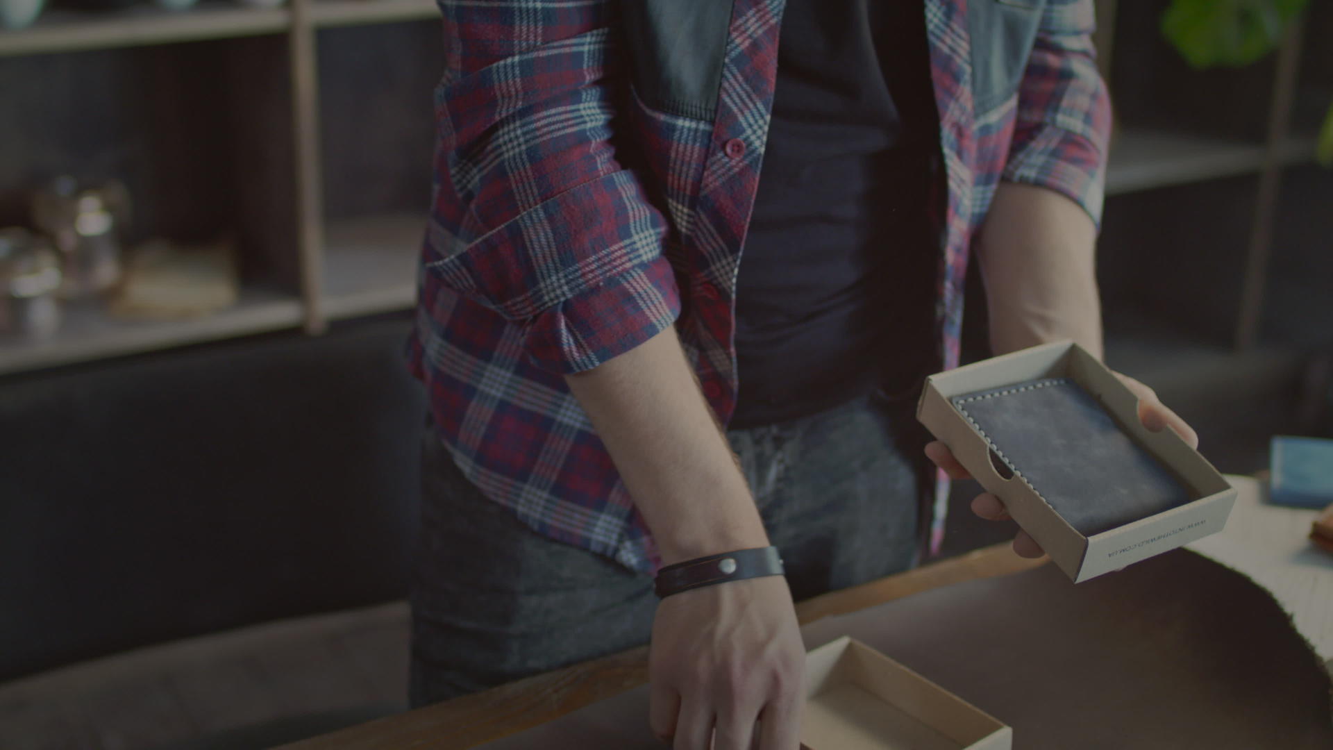 男性手工产品在小零售店纸箱袋包装视频的预览图