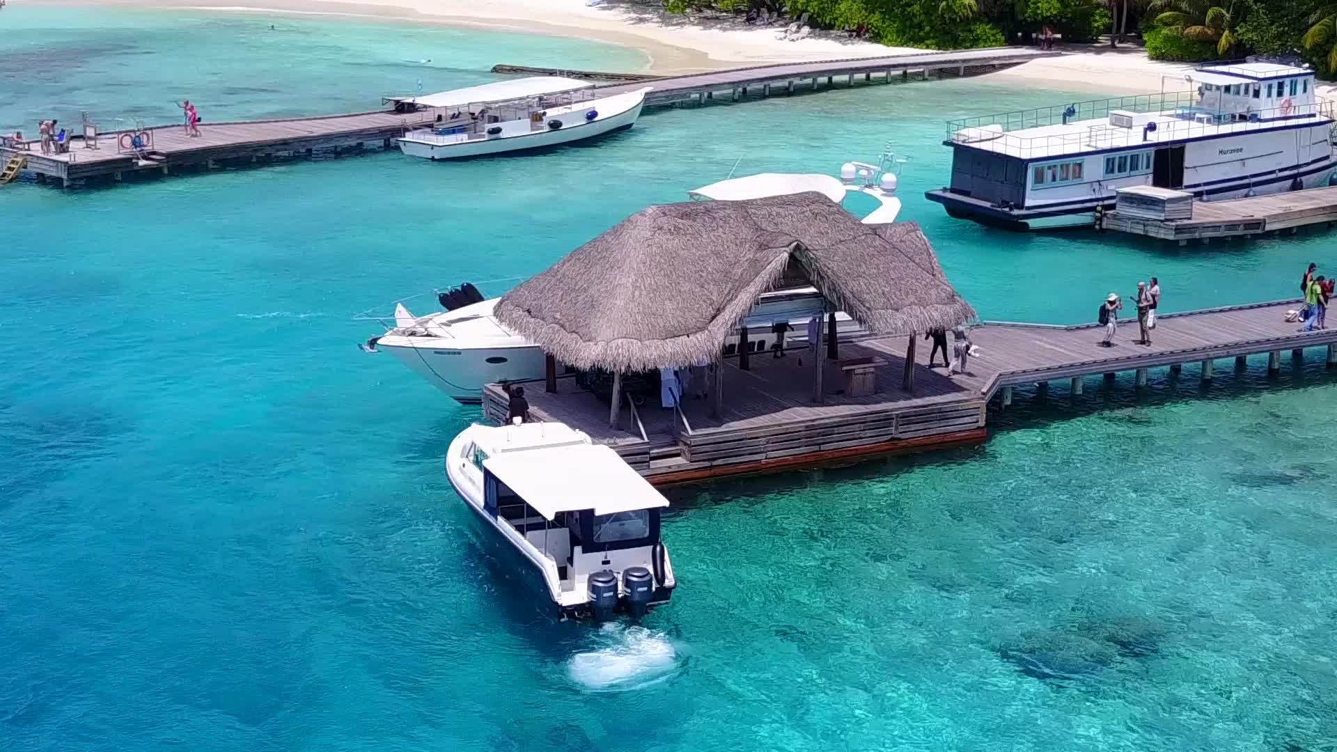 沙巴附近环礁湖透明白色沙滩背景优美的海岸海滩之旅视频的预览图