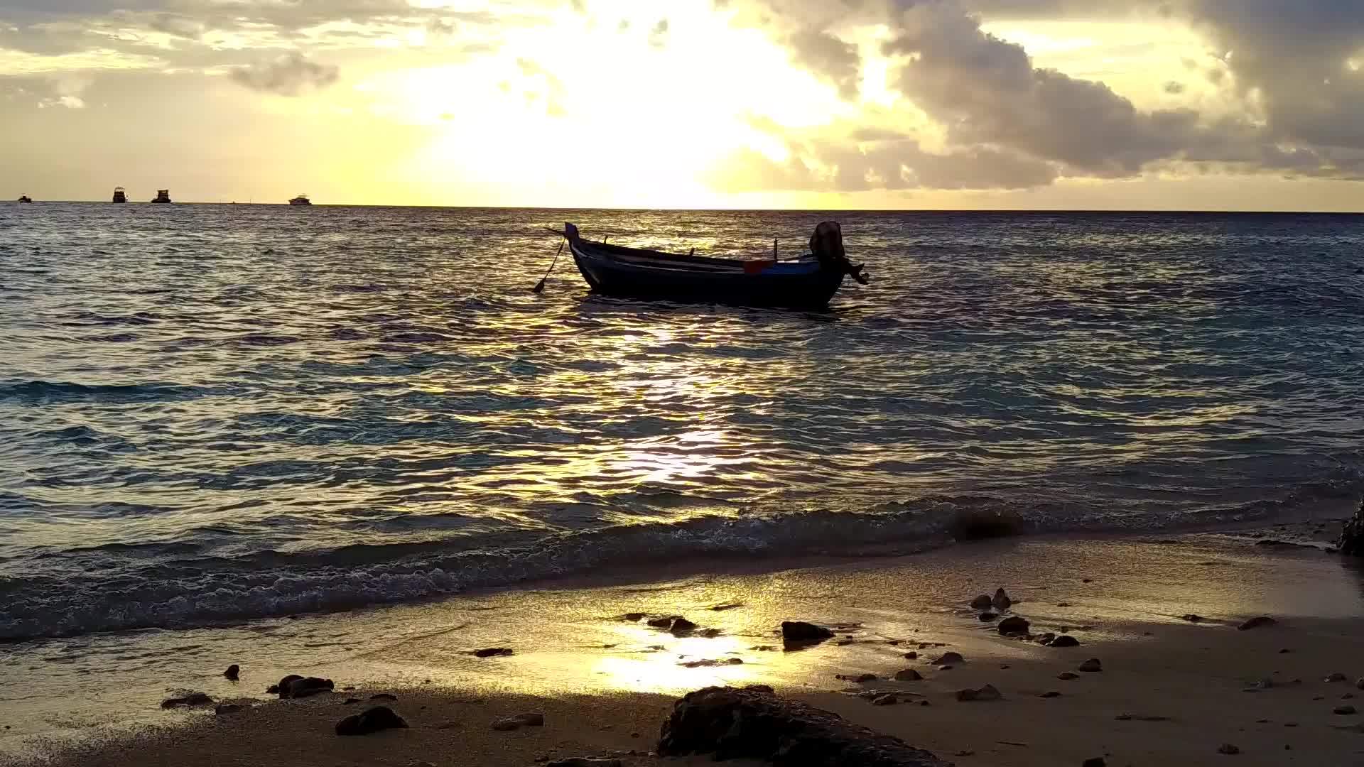 天堂岛海滩海滩海滩上有一个白色的沙滩背景视频的预览图