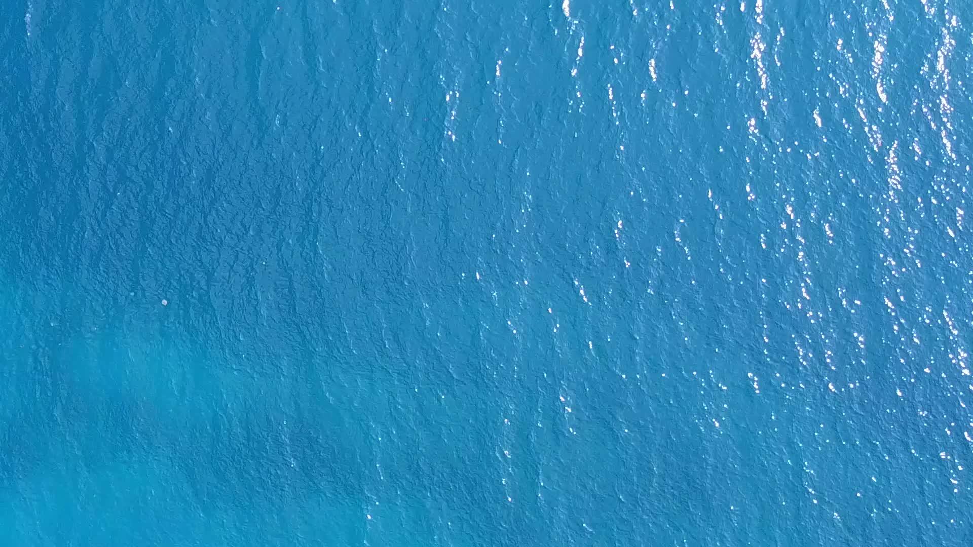 安静的岛屿海滩海平面旅行的宽角海景视频的预览图