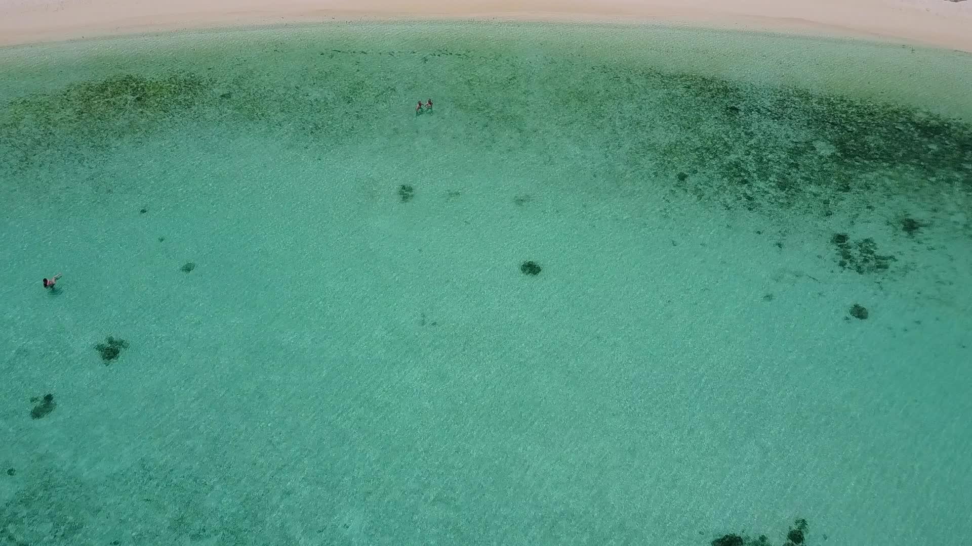 蓝色的海洋和接近冲浪的白沙背景视频的预览图