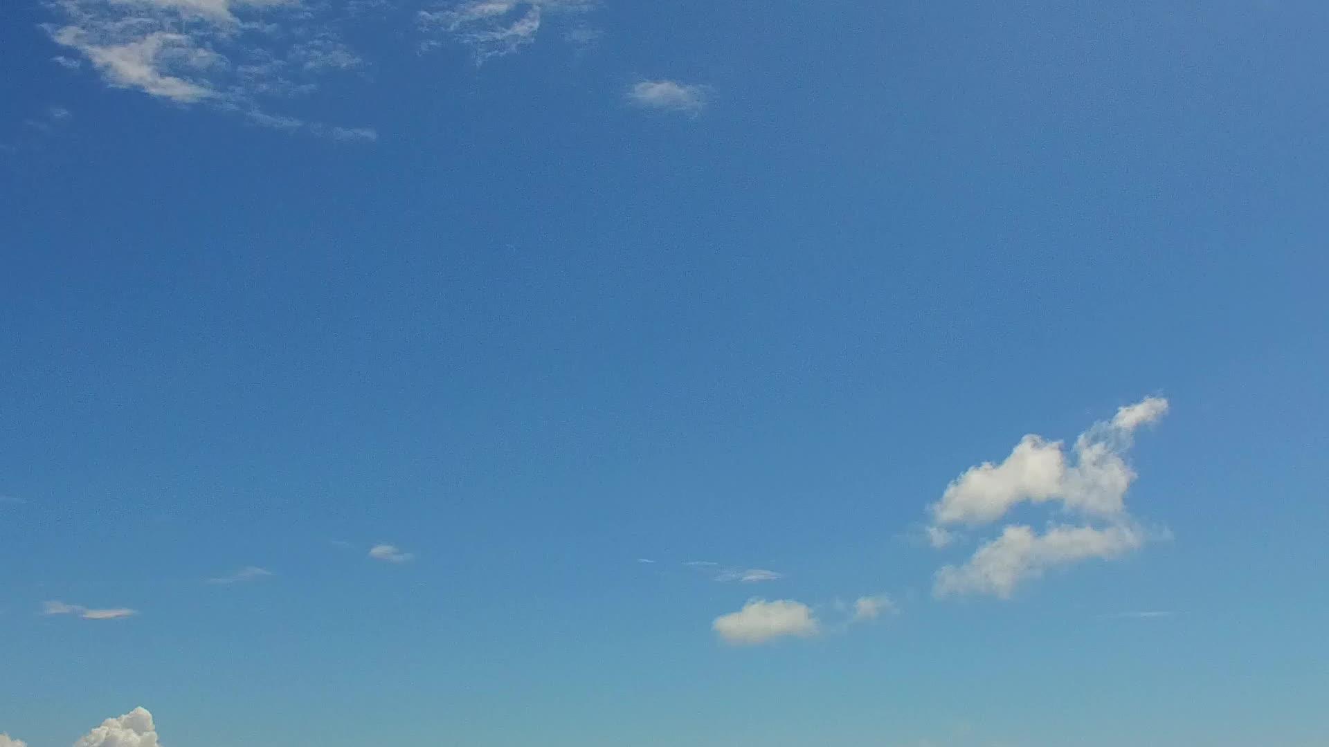 复制豪华度假村海滩的太空天空度假村附近有一个白色背景视频的预览图