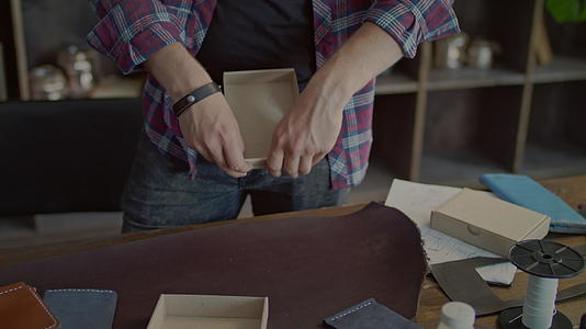 手工制作纸板箱和包装皮革视频的预览图