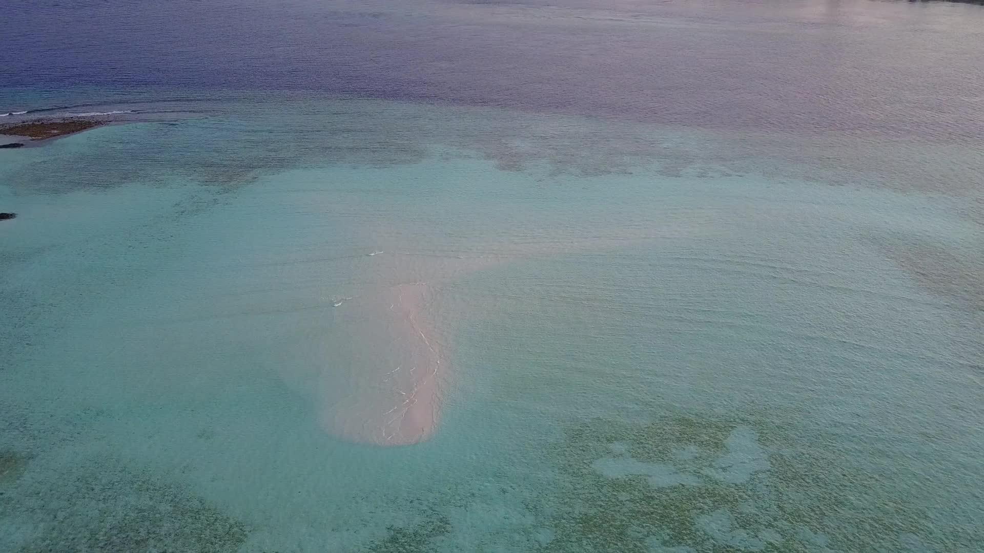 在蓝色的环礁湖海浪附近有一个明亮的海滩背景视频的预览图
