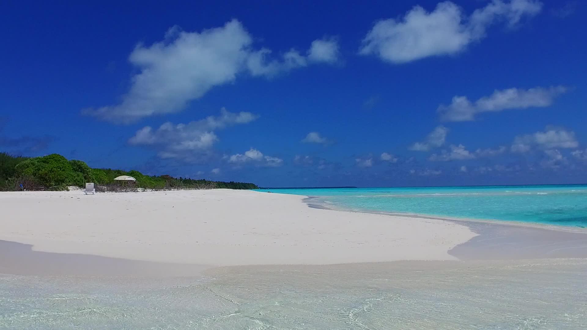 清空宁静的海滩天空蓝色的海平面海滩度假村背景为阳光下的白色海滩视频的预览图