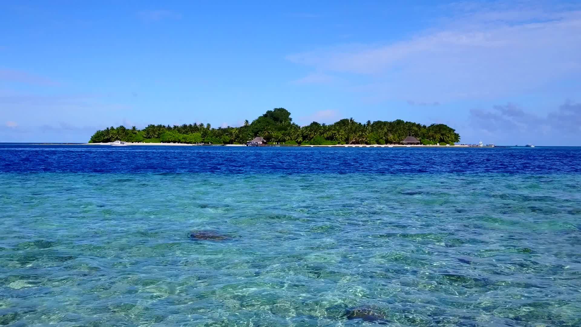 靠近珊瑚礁的白沙背景浅湖近距离欣赏美丽的旅游海滩度假视频的预览图